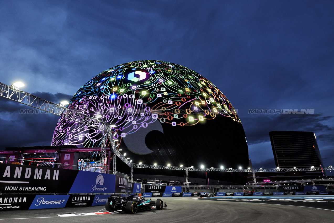 GP LAS VEGAS, Andrea Kimi Antonelli (ITA) Mercedes AMG F1 W16.
20.11.2025. Formula 1 World Championship, Rd 22, Las Vegas Grand Prix, Las Vegas, Nevada, USA, Practice Day
- www.xpbimages.com, EMail: requests@xpbimages.com © Copyright: Bearne / XPB Images