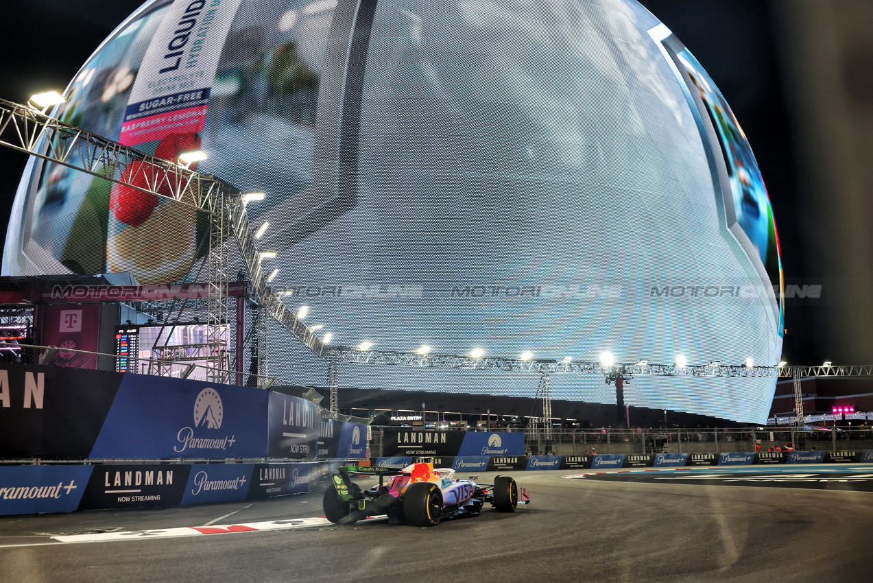 GP LAS VEGAS, Liam Lawson (NZL) Racing Bulls VCARB 02.
20.11.2025. Formula 1 World Championship, Rd 22, Las Vegas Grand Prix, Las Vegas, Nevada, USA, Practice Day
- www.xpbimages.com, EMail: requests@xpbimages.com © Copyright: Bearne / XPB Images