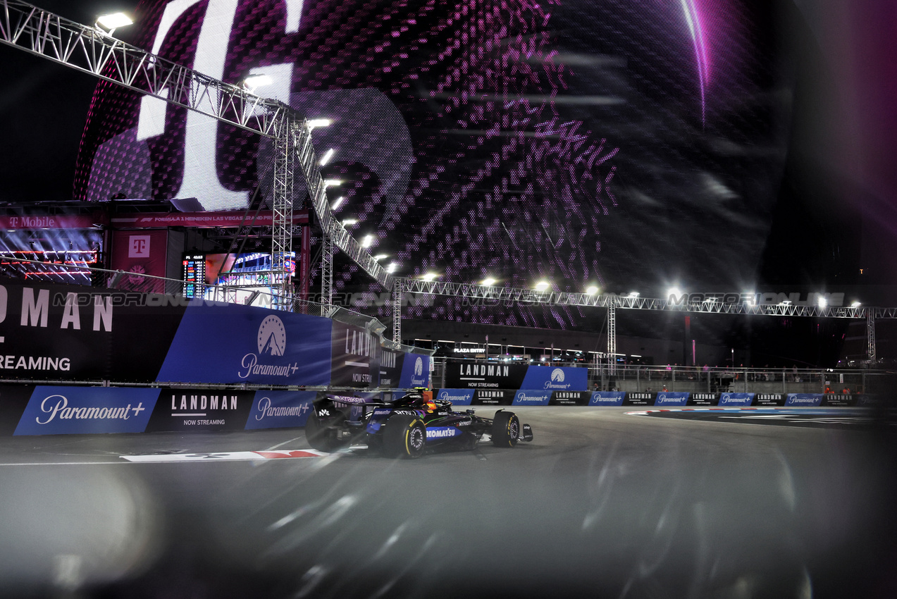 GP LAS VEGAS, Carlos Sainz (ESP) Atlassian Williams Racing FW47.

20.11.2025. Formula 1 World Championship, Rd 22, Las Vegas Grand Prix, Las Vegas, Nevada, USA, Practice Day

- www.xpbimages.com, EMail: requests@xpbimages.com © Copyright: Bearne / XPB Images