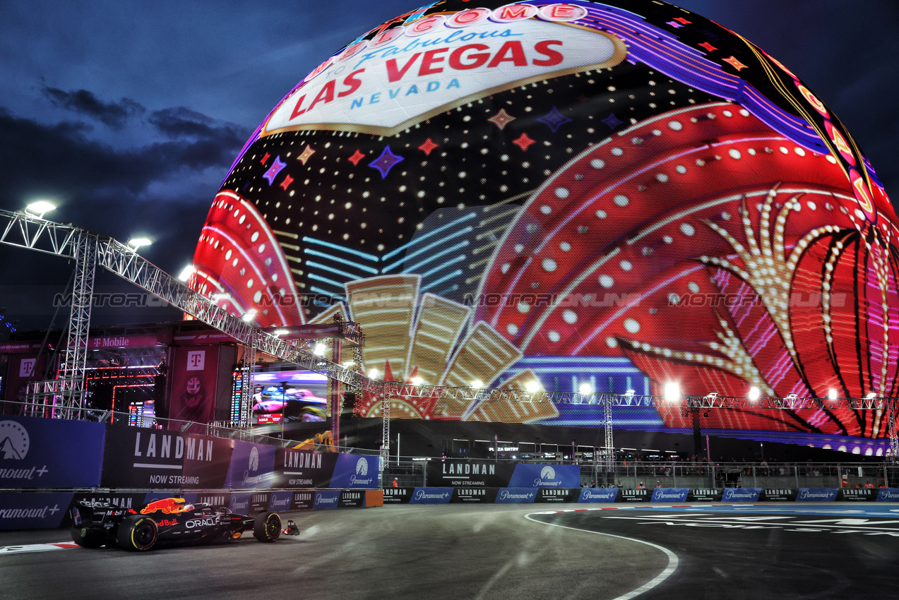 GP LAS VEGAS, Max Verstappen (NLD) Red Bull Racing RB21.

20.11.2025. Formula 1 World Championship, Rd 22, Las Vegas Grand Prix, Las Vegas, Nevada, USA, Practice Day

- www.xpbimages.com, EMail: requests@xpbimages.com © Copyright: Bearne / XPB Images