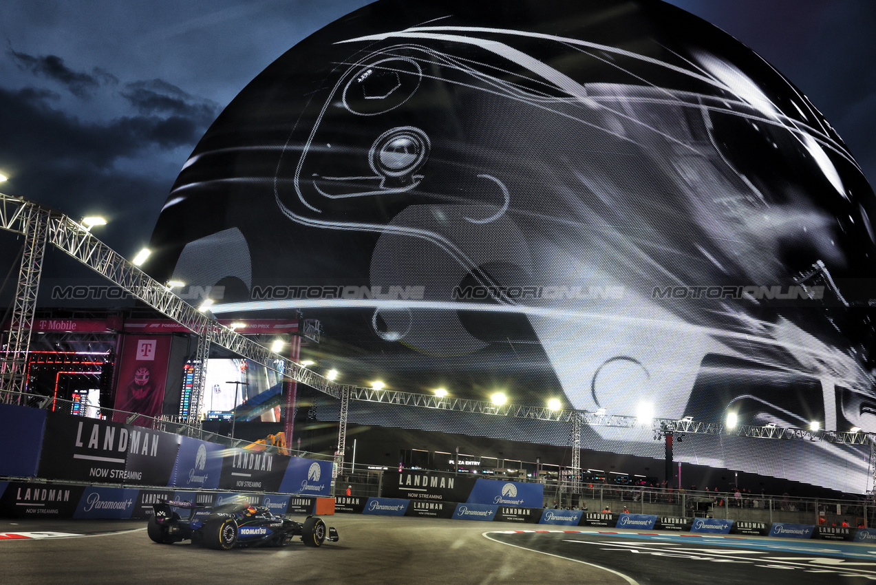 GP LAS VEGAS, Carlos Sainz (ESP) Atlassian Williams Racing FW47.
20.11.2025. Formula 1 World Championship, Rd 22, Las Vegas Grand Prix, Las Vegas, Nevada, USA, Practice Day
- www.xpbimages.com, EMail: requests@xpbimages.com © Copyright: Bearne / XPB Images