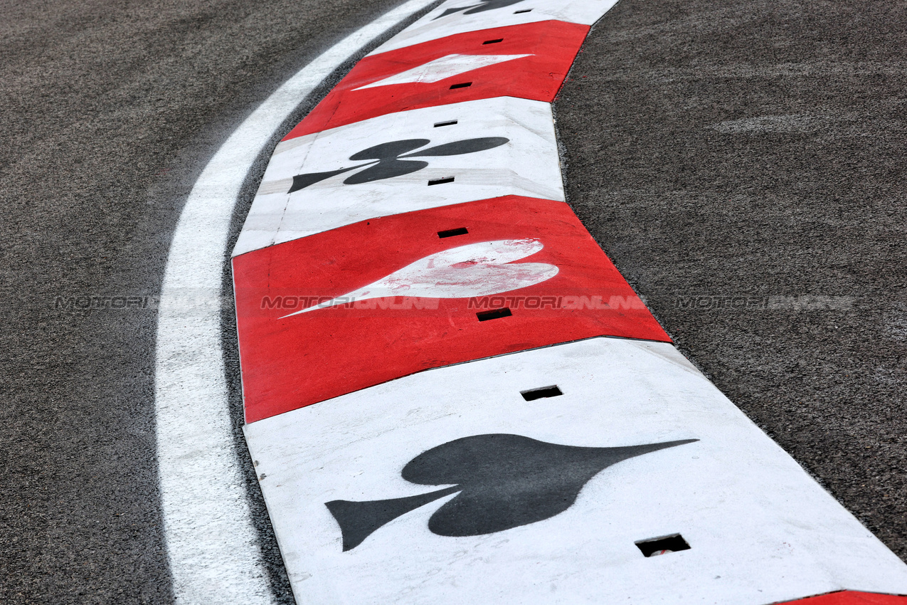 GP LAS VEGAS, Circuit Atmosfera - kerb detail.

19.11.2025. Formula 1 World Championship, Rd 22, Las Vegas Grand Prix, Las Vegas, Nevada, USA, Preparation Day.

- www.xpbimages.com, EMail: requests@xpbimages.com © Copyright: Moy / XPB Images