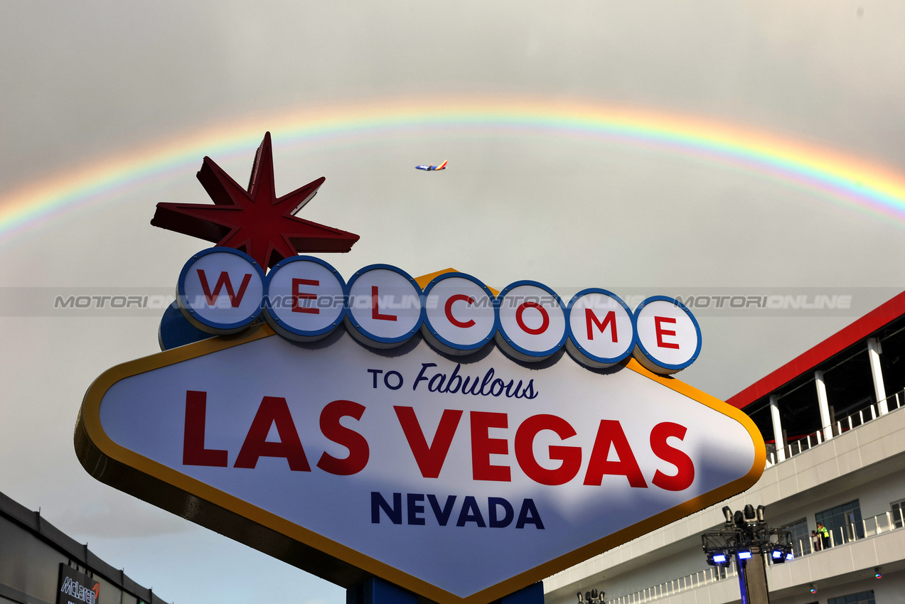 GP LAS VEGAS, Circuit Atmosfera - Welcome to Las Vegas sign in the paddock e a rainbow.

19.11.2025. Formula 1 World Championship, Rd 22, Las Vegas Grand Prix, Las Vegas, Nevada, USA, Preparation Day.

- www.xpbimages.com, EMail: requests@xpbimages.com © Copyright: Bearne / XPB Images