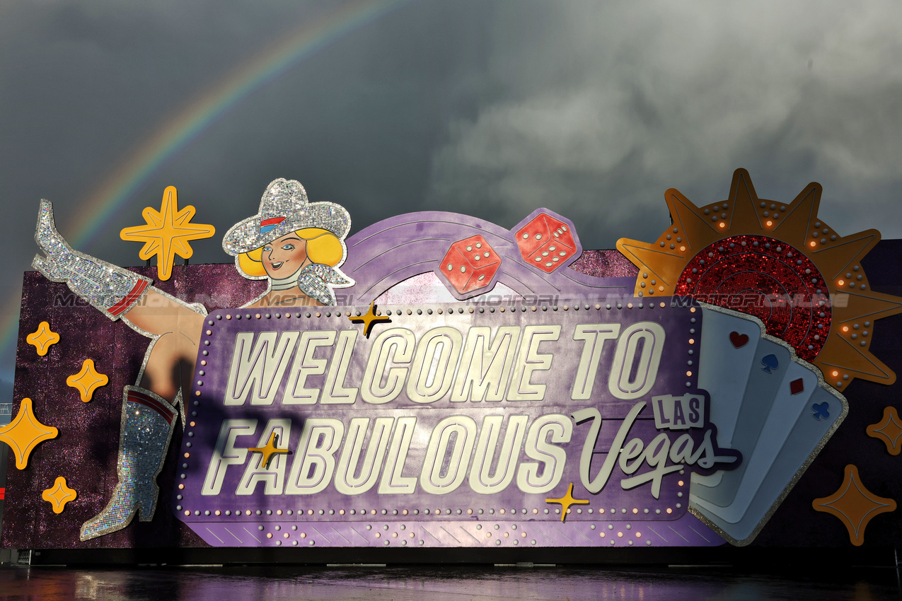 GP LAS VEGAS, Circuit Atmosfera - Welcome to Las Vegas sign in the paddock e a rainbow.

19.11.2025. Formula 1 World Championship, Rd 22, Las Vegas Grand Prix, Las Vegas, Nevada, USA, Preparation Day.

- www.xpbimages.com, EMail: requests@xpbimages.com © Copyright: Bearne / XPB Images