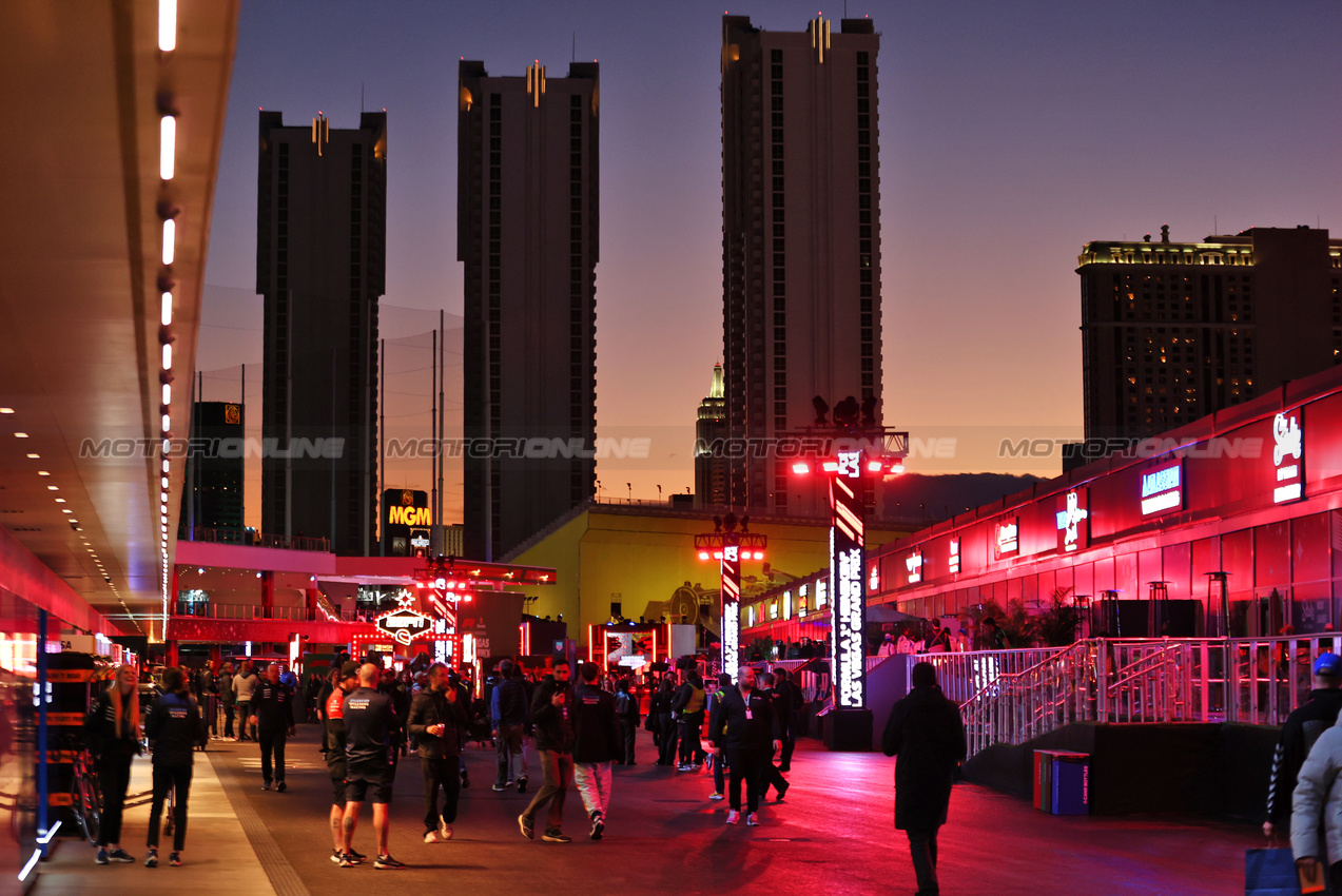 GP LAS VEGAS, Paddock Atmosfera.
19.11.2025. Formula 1 World Championship, Rd 22, Las Vegas Grand Prix, Las Vegas, Nevada, USA, Preparation Day.
- www.xpbimages.com, EMail: requests@xpbimages.com © Copyright: Patching / XPB Images