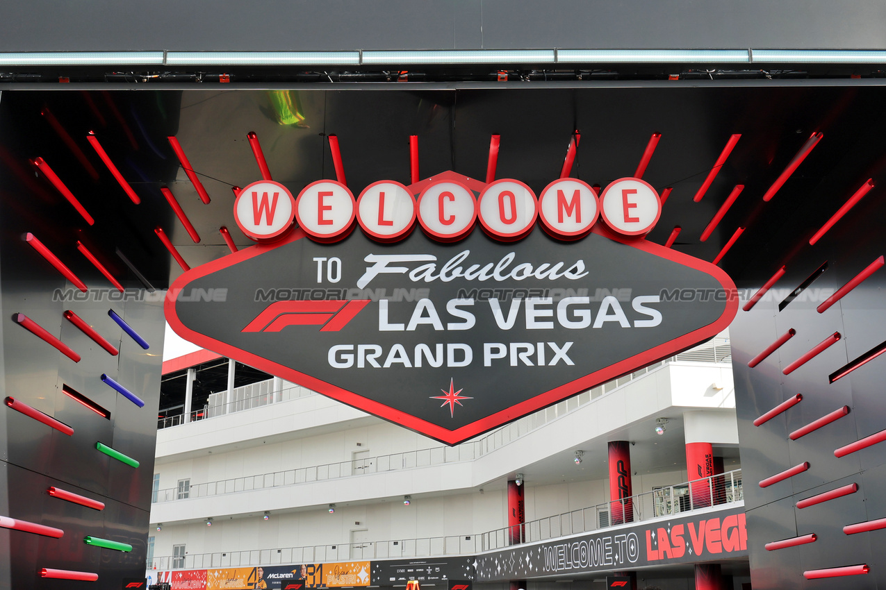 GP LAS VEGAS, Circuit Atmosfera - Welcome to Las Vegas sign.

19.11.2025. Formula 1 World Championship, Rd 22, Las Vegas Grand Prix, Las Vegas, Nevada, USA, Preparation Day.

- www.xpbimages.com, EMail: requests@xpbimages.com © Copyright: Moy / XPB Images