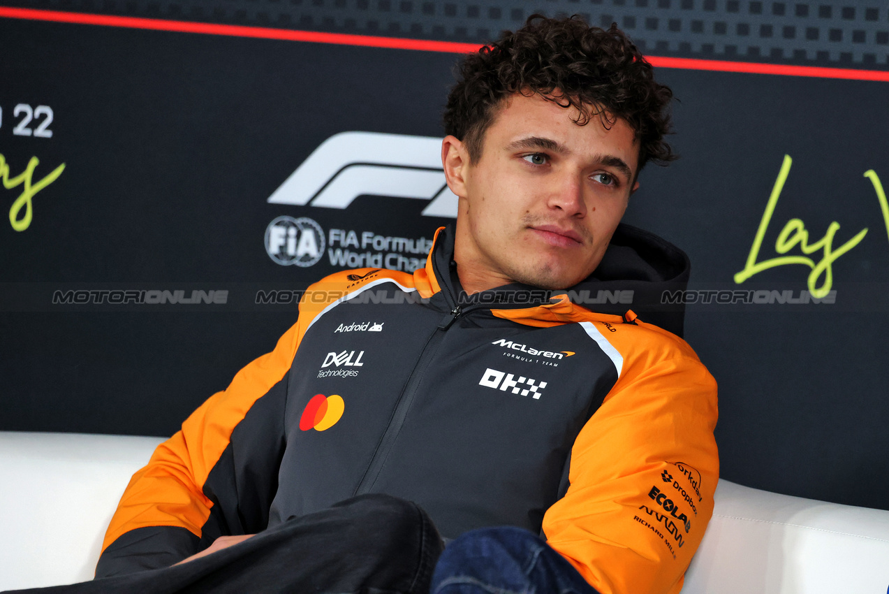 GP LAS VEGAS, Lando Norris (GBR) McLaren in the FIA Press Conference.

19.11.2025. Formula 1 World Championship, Rd 22, Las Vegas Grand Prix, Las Vegas, Nevada, USA, Preparation Day.

- www.xpbimages.com, EMail: requests@xpbimages.com © Copyright: Moy / XPB Images