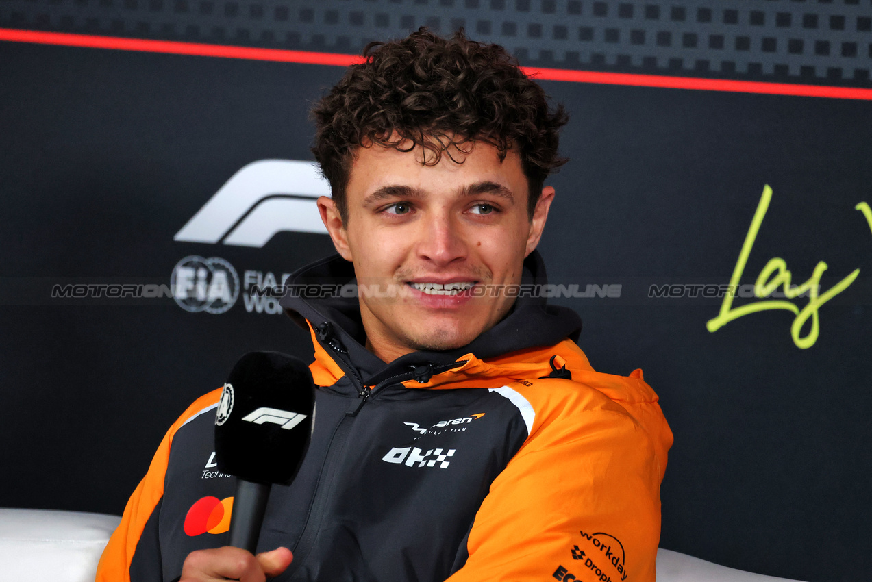GP LAS VEGAS, Lando Norris (GBR) McLaren in the FIA Press Conference.
19.11.2025. Formula 1 World Championship, Rd 22, Las Vegas Grand Prix, Las Vegas, Nevada, USA, Preparation Day.
- www.xpbimages.com, EMail: requests@xpbimages.com © Copyright: Moy / XPB Images