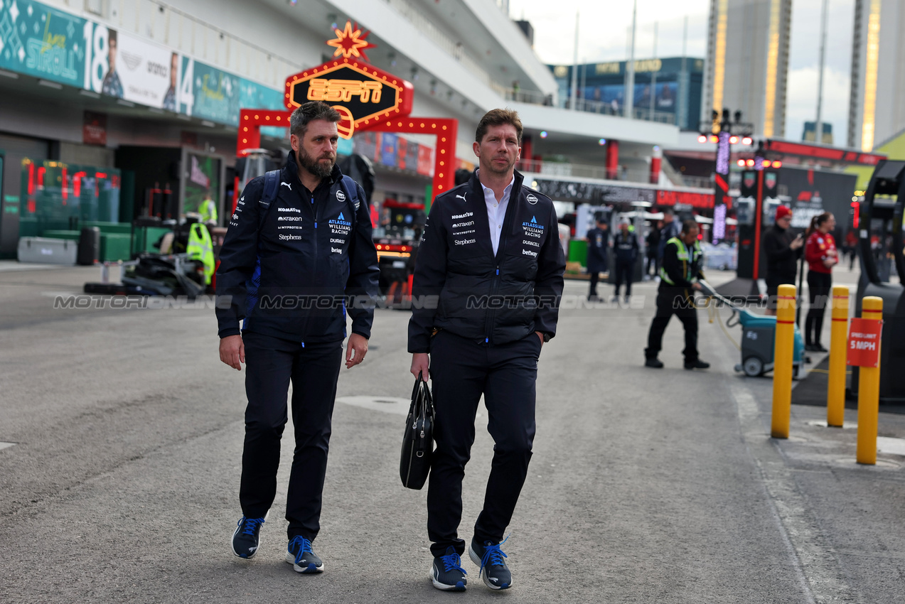 GP LAS VEGAS, (L to R): Lars Oude Hendrikman, Atlassian Williams Racing VIP Guest Manager with James Vowles (GBR) Atlassian Williams Racing Team Principal.
19.11.2025. Formula 1 World Championship, Rd 22, Las Vegas Grand Prix, Las Vegas, Nevada, USA, Preparation Day.
- www.xpbimages.com, EMail: requests@xpbimages.com © Copyright: Bearne / XPB Images