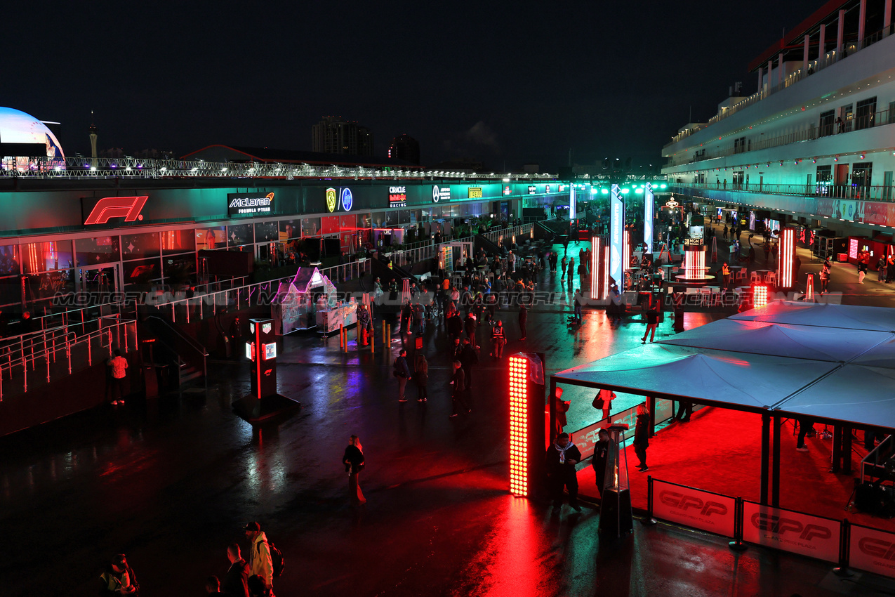 GP LAS VEGAS, Paddock Atmosfera.

19.11.2025. Formula 1 World Championship, Rd 22, Las Vegas Grand Prix, Las Vegas, Nevada, USA, Preparation Day.

- www.xpbimages.com, EMail: requests@xpbimages.com © Copyright: Moy / XPB Images