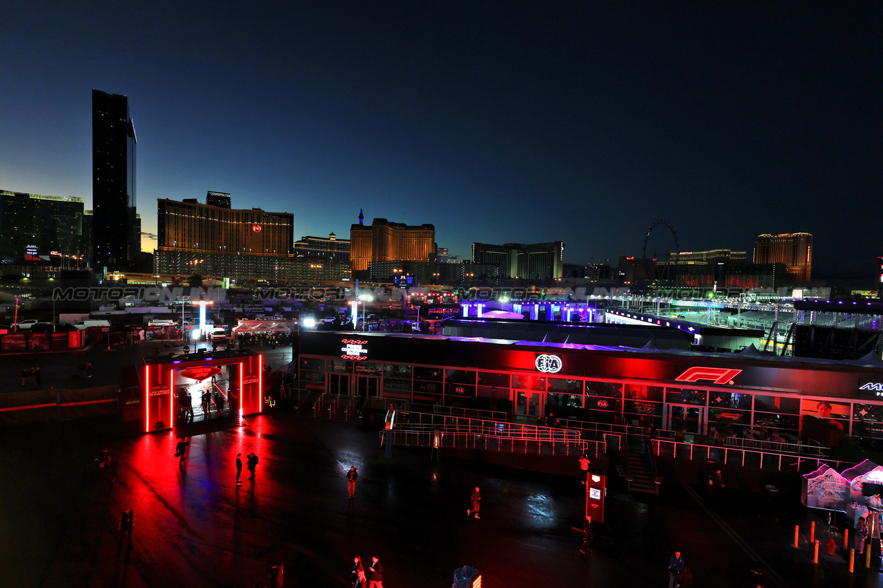 GP LAS VEGAS, Paddock Atmosfera.
19.11.2025. Formula 1 World Championship, Rd 22, Las Vegas Grand Prix, Las Vegas, Nevada, USA, Preparation Day.
- www.xpbimages.com, EMail: requests@xpbimages.com © Copyright: Moy / XPB Images