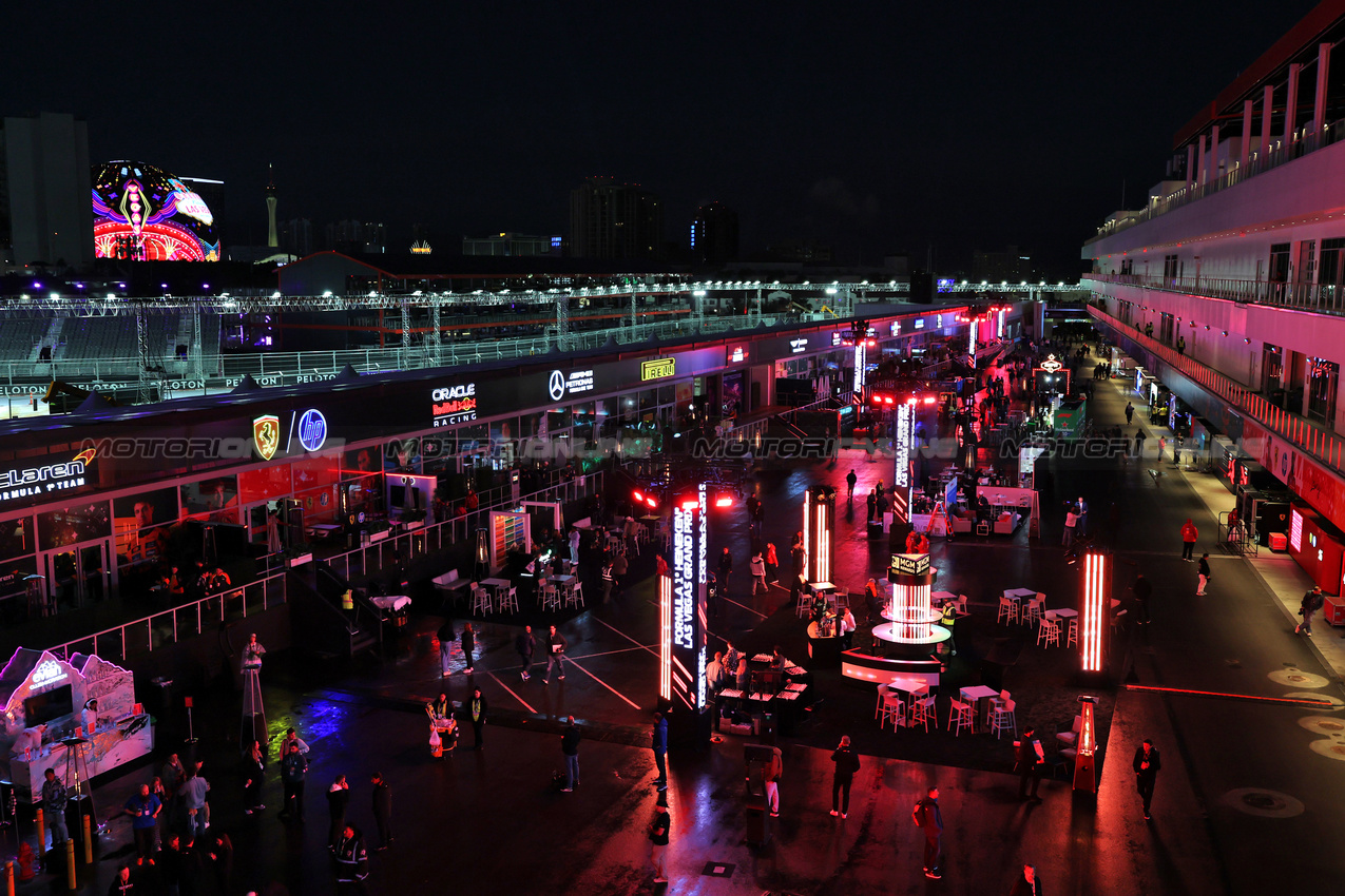 GP LAS VEGAS, Paddock Atmosfera.
19.11.2025. Formula 1 World Championship, Rd 22, Las Vegas Grand Prix, Las Vegas, Nevada, USA, Preparation Day.
- www.xpbimages.com, EMail: requests@xpbimages.com © Copyright: Moy / XPB Images