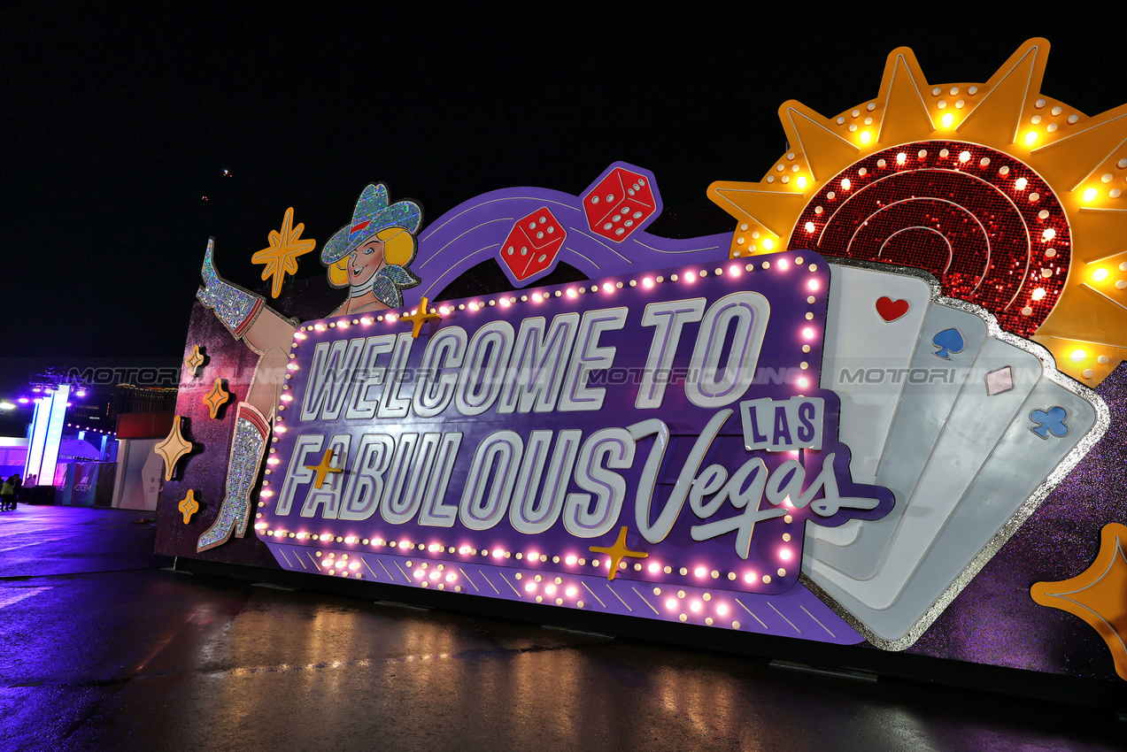 GP LAS VEGAS, Paddock Atmosfera.
19.11.2025. Formula 1 World Championship, Rd 22, Las Vegas Grand Prix, Las Vegas, Nevada, USA, Preparation Day.
- www.xpbimages.com, EMail: requests@xpbimages.com © Copyright: Moy / XPB Images