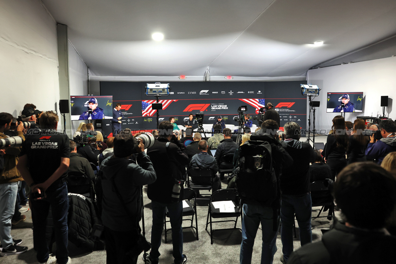 GP LAS VEGAS, (L to R): Esteban Ocon (FRA) Haas F1 Team; Lando Norris (GBR) McLaren; e Franco Colapinto (ARG) Alpine F1 Team, in the FIA Press Conference.
19.11.2025. Formula 1 World Championship, Rd 22, Las Vegas Grand Prix, Las Vegas, Nevada, USA, Preparation Day.
- www.xpbimages.com, EMail: requests@xpbimages.com © Copyright: Bearne / XPB Images