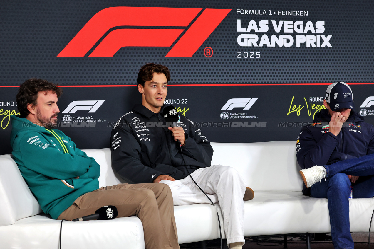 GP LAS VEGAS, (L to R): Fernando Alonso (ESP) Aston Martin F1 Team; George Russell (GBR) Mercedes AMG F1; e Max Verstappen (NLD) Red Bull Racing, in the FIA Press Conference.

19.11.2025. Formula 1 World Championship, Rd 22, Las Vegas Grand Prix, Las Vegas, Nevada, USA, Preparation Day.

- www.xpbimages.com, EMail: requests@xpbimages.com © Copyright: Bearne / XPB Images