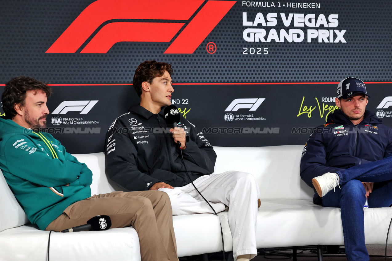 GP LAS VEGAS, (L to R): Fernando Alonso (ESP) Aston Martin F1 Team; George Russell (GBR) Mercedes AMG F1; e Max Verstappen (NLD) Red Bull Racing, in the FIA Press Conference.

19.11.2025. Formula 1 World Championship, Rd 22, Las Vegas Grand Prix, Las Vegas, Nevada, USA, Preparation Day.

- www.xpbimages.com, EMail: requests@xpbimages.com © Copyright: Bearne / XPB Images