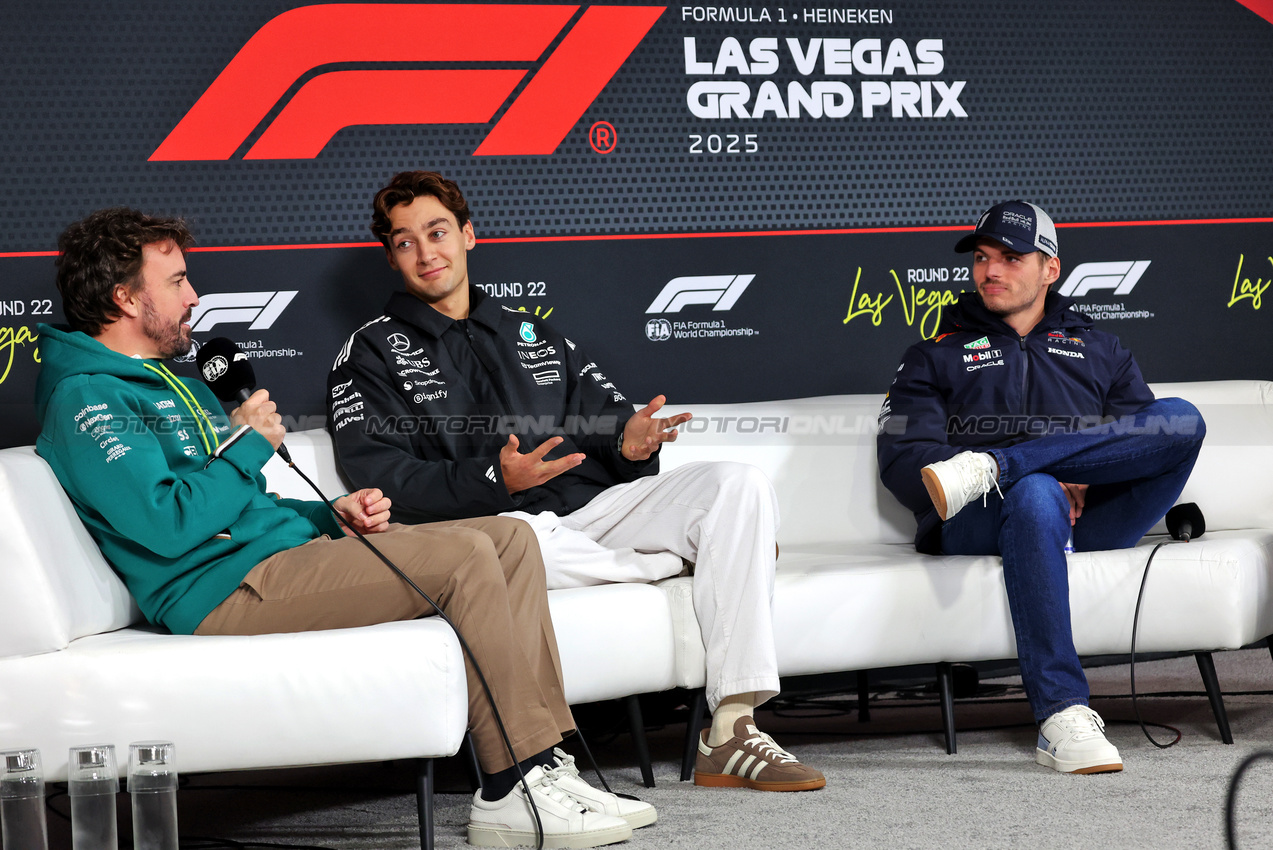 GP LAS VEGAS, (L to R): Fernando Alonso (ESP) Aston Martin F1 Team; George Russell (GBR) Mercedes AMG F1; e Max Verstappen (NLD) Red Bull Racing, in the FIA Press Conference.
19.11.2025. Formula 1 World Championship, Rd 22, Las Vegas Grand Prix, Las Vegas, Nevada, USA, Preparation Day.
- www.xpbimages.com, EMail: requests@xpbimages.com © Copyright: Bearne / XPB Images