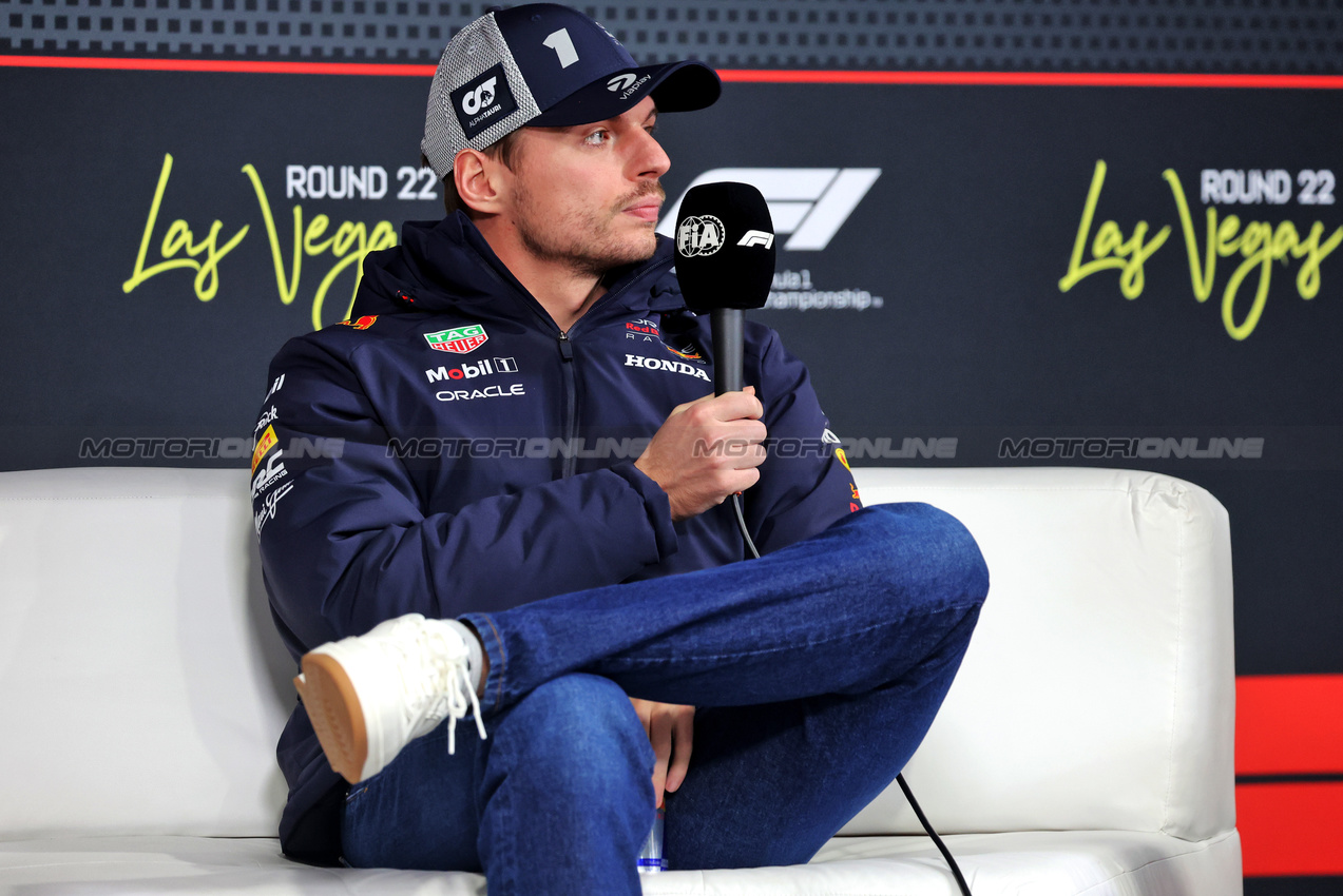 GP LAS VEGAS, Max Verstappen (NLD) Red Bull Racing in the FIA Press Conference.

19.11.2025. Formula 1 World Championship, Rd 22, Las Vegas Grand Prix, Las Vegas, Nevada, USA, Preparation Day.

- www.xpbimages.com, EMail: requests@xpbimages.com © Copyright: Bearne / XPB Images