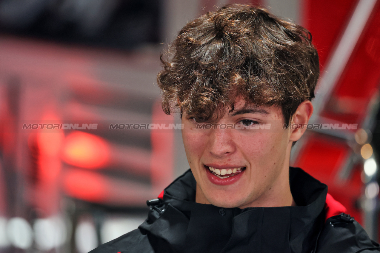 GP LAS VEGAS, Oliver Bearman (GBR) Haas F1 Team.
19.11.2025. Formula 1 World Championship, Rd 22, Las Vegas Grand Prix, Las Vegas, Nevada, USA, Preparation Day.
- www.xpbimages.com, EMail: requests@xpbimages.com © Copyright: Batchelor / XPB Images