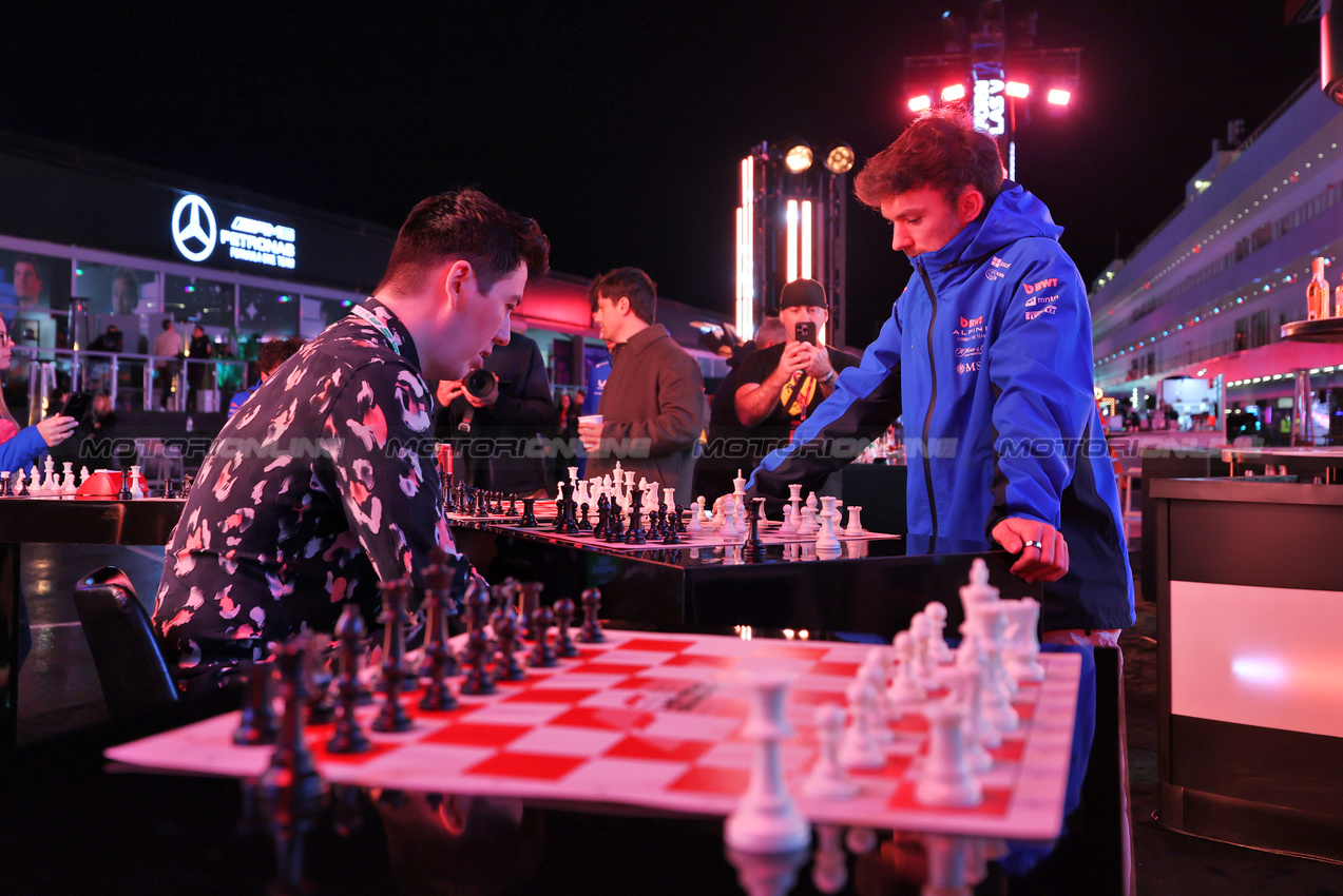 GP LAS VEGAS, Pierre Gasly (FRA) Alpine F1 Team plays chess in the paddock.

19.11.2025. Formula 1 World Championship, Rd 22, Las Vegas Grand Prix, Las Vegas, Nevada, USA, Preparation Day.

- www.xpbimages.com, EMail: requests@xpbimages.com © Copyright: Moy / XPB Images