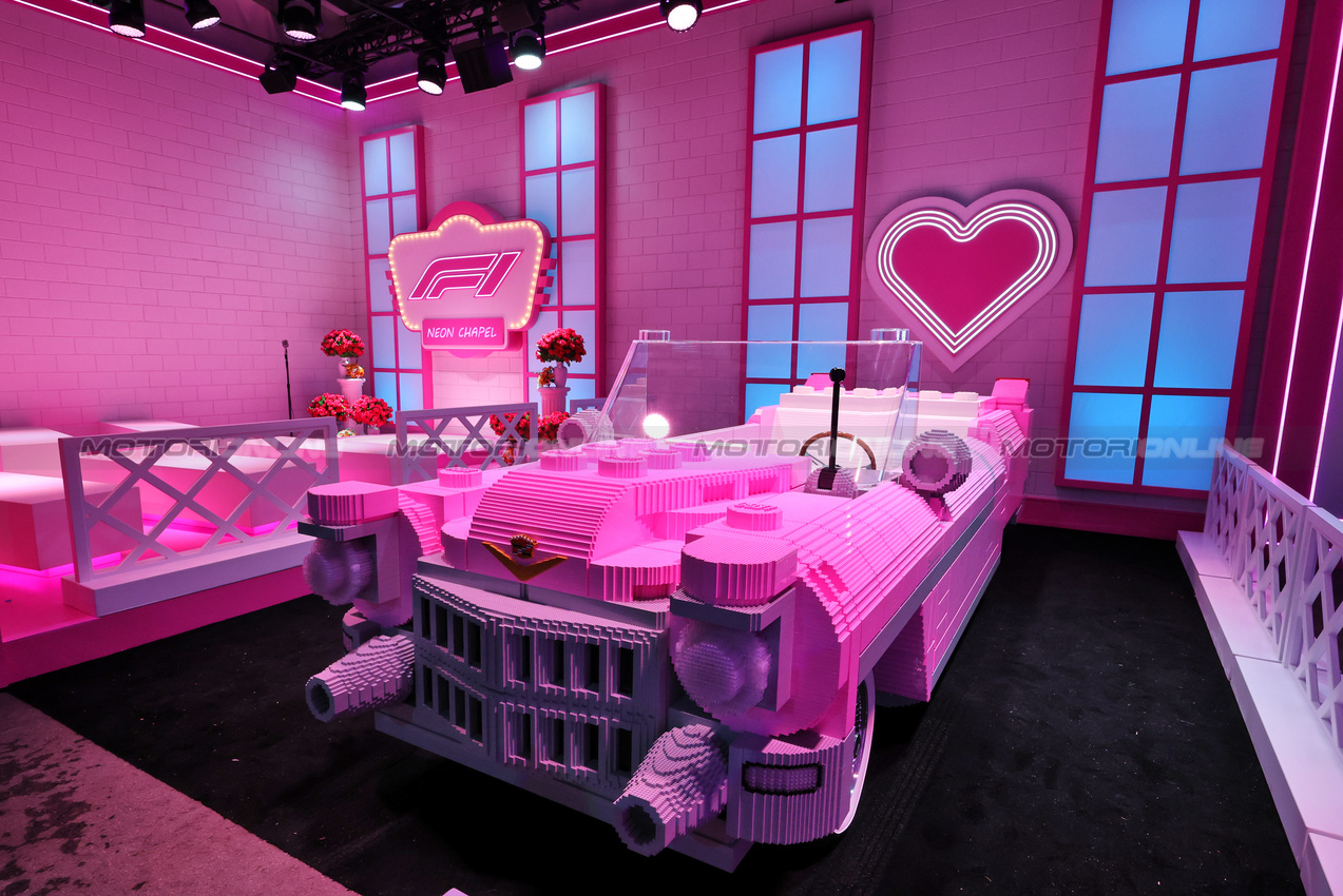 GP LAS VEGAS, Paddock Atmosfera - Pink Cadillac.

19.11.2025. Formula 1 World Championship, Rd 22, Las Vegas Grand Prix, Las Vegas, Nevada, USA, Preparation Day.

- www.xpbimages.com, EMail: requests@xpbimages.com © Copyright: Moy / XPB Images