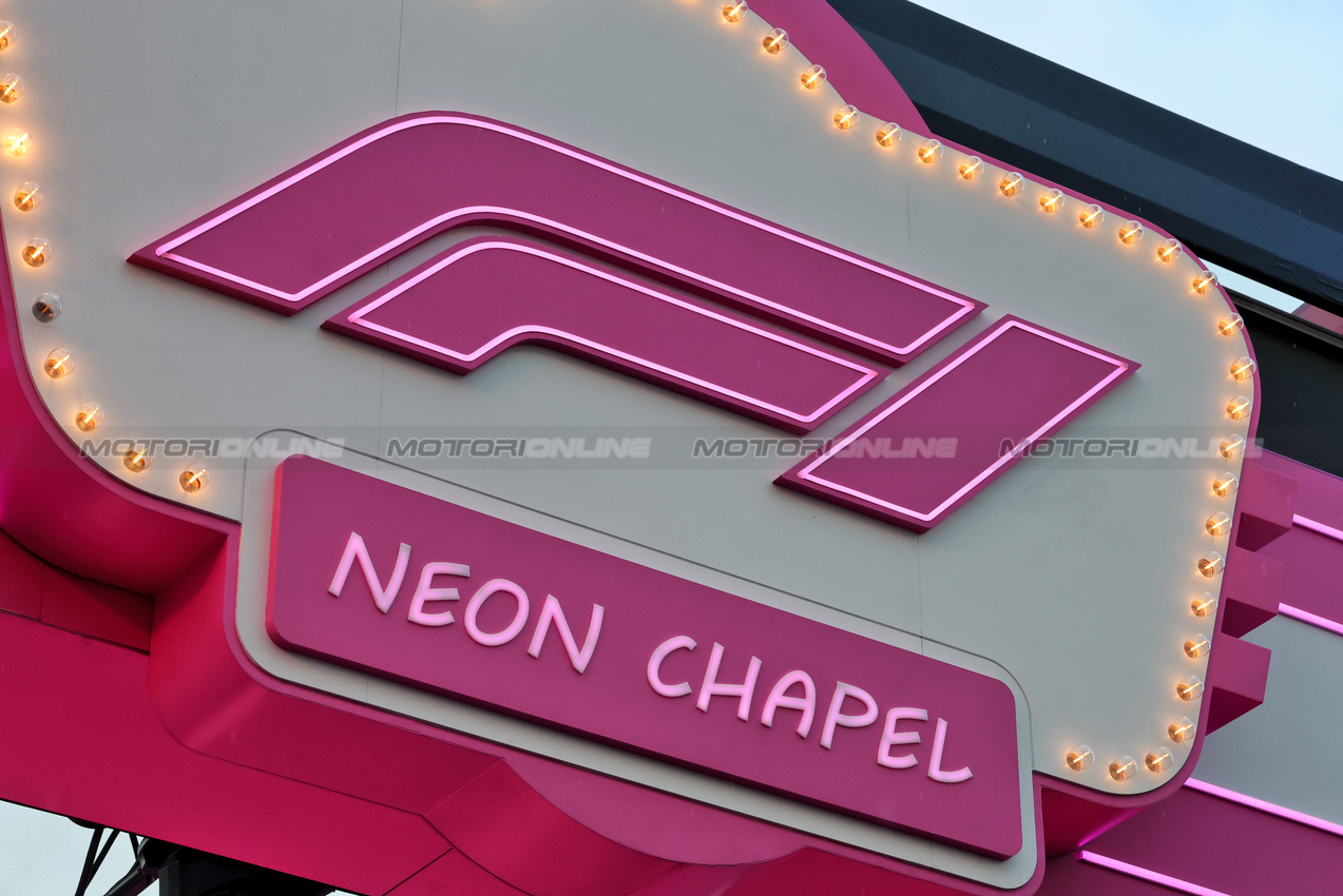 GP LAS VEGAS, Paddock Atmosfera - Neon Chapel.
19.11.2025. Formula 1 World Championship, Rd 22, Las Vegas Grand Prix, Las Vegas, Nevada, USA, Preparation Day.
- www.xpbimages.com, EMail: requests@xpbimages.com © Copyright: Batchelor / XPB Images