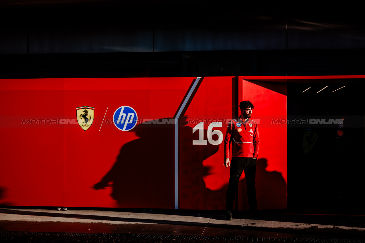 GP LAS VEGAS, Ferrari mechanic in the paddock.
19.11.2025. Formula 1 World Championship, Rd 22, Las Vegas Grand Prix, Las Vegas, Nevada, USA, Preparation Day.
- www.xpbimages.com, EMail: requests@xpbimages.com © Copyright: Patching / XPB Images