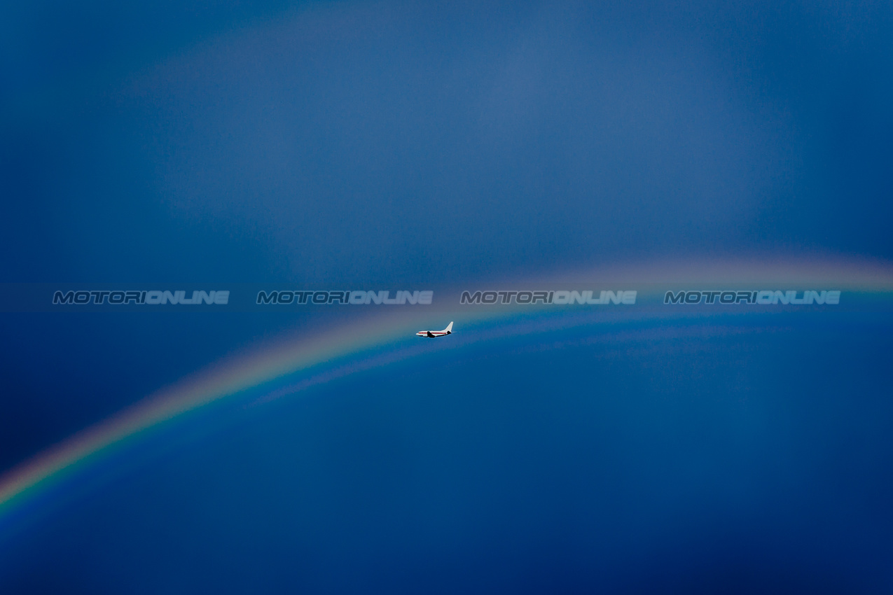GP LAS VEGAS, Circuit Atmosfera - A rainbow e airplane over the paddock.

19.11.2025. Formula 1 World Championship, Rd 22, Las Vegas Grand Prix, Las Vegas, Nevada, USA, Preparation Day.

 - www.xpbimages.com, EMail: requests@xpbimages.com © Copyright: Patching / XPB Images