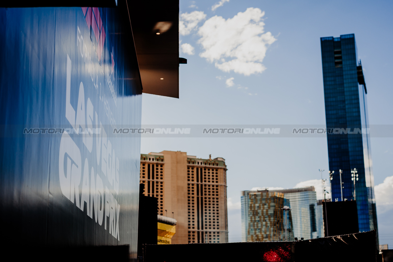 GP LAS VEGAS, Paddock Atmosfera.
19.11.2025. Formula 1 World Championship, Rd 22, Las Vegas Grand Prix, Las Vegas, Nevada, USA, Preparation Day.
- www.xpbimages.com, EMail: requests@xpbimages.com © Copyright: Patching / XPB Images