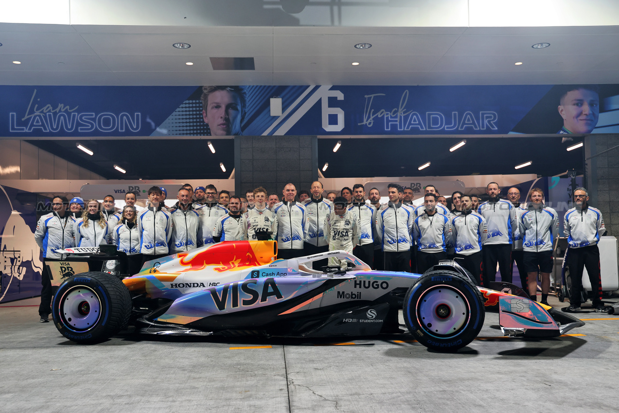 GP LAS VEGAS, (L to R): Liam Lawson (NZL) Racing Bulls; Alan Permane (GBR) Racing Bulls Team Principal; Peter Bayer (AUT) Racing Bulls Chief Executive Officer; e Isack Hadjar (FRA) Racing Bulls with the team at la Racing Bulls VCARB 02 livery reveal group photograph.
19.11.2025. Formula 1 World Championship, Rd 22, Las Vegas Grand Prix, Las Vegas, Nevada, USA, Preparation Day.
- www.xpbimages.com, EMail: requests@xpbimages.com © Copyright: Batchelor / XPB Images