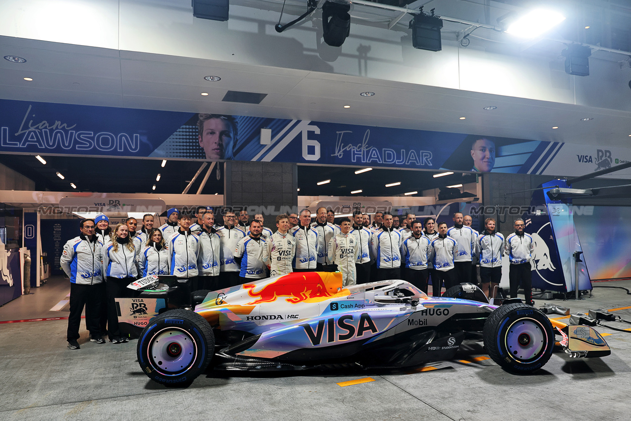GP LAS VEGAS, (L to R): Liam Lawson (NZL) Racing Bulls; Alan Permane (GBR) Racing Bulls Team Principal; Peter Bayer (AUT) Racing Bulls Chief Executive Officer; e Isack Hadjar (FRA) Racing Bulls with the team at a Racing Bulls VCARB 02 livery reveal group photograph.
19.11.2025. Formula 1 World Championship, Rd 22, Las Vegas Grand Prix, Las Vegas, Nevada, USA, Preparation Day.
- www.xpbimages.com, EMail: requests@xpbimages.com © Copyright: Batchelor / XPB Images
