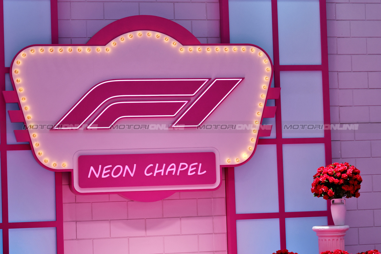 GP LAS VEGAS, Paddock Atmosfera - Neon Chapel.

19.11.2025. Formula 1 World Championship, Rd 22, Las Vegas Grand Prix, Las Vegas, Nevada, USA, Preparation Day.

- www.xpbimages.com, EMail: requests@xpbimages.com © Copyright: Batchelor / XPB Images