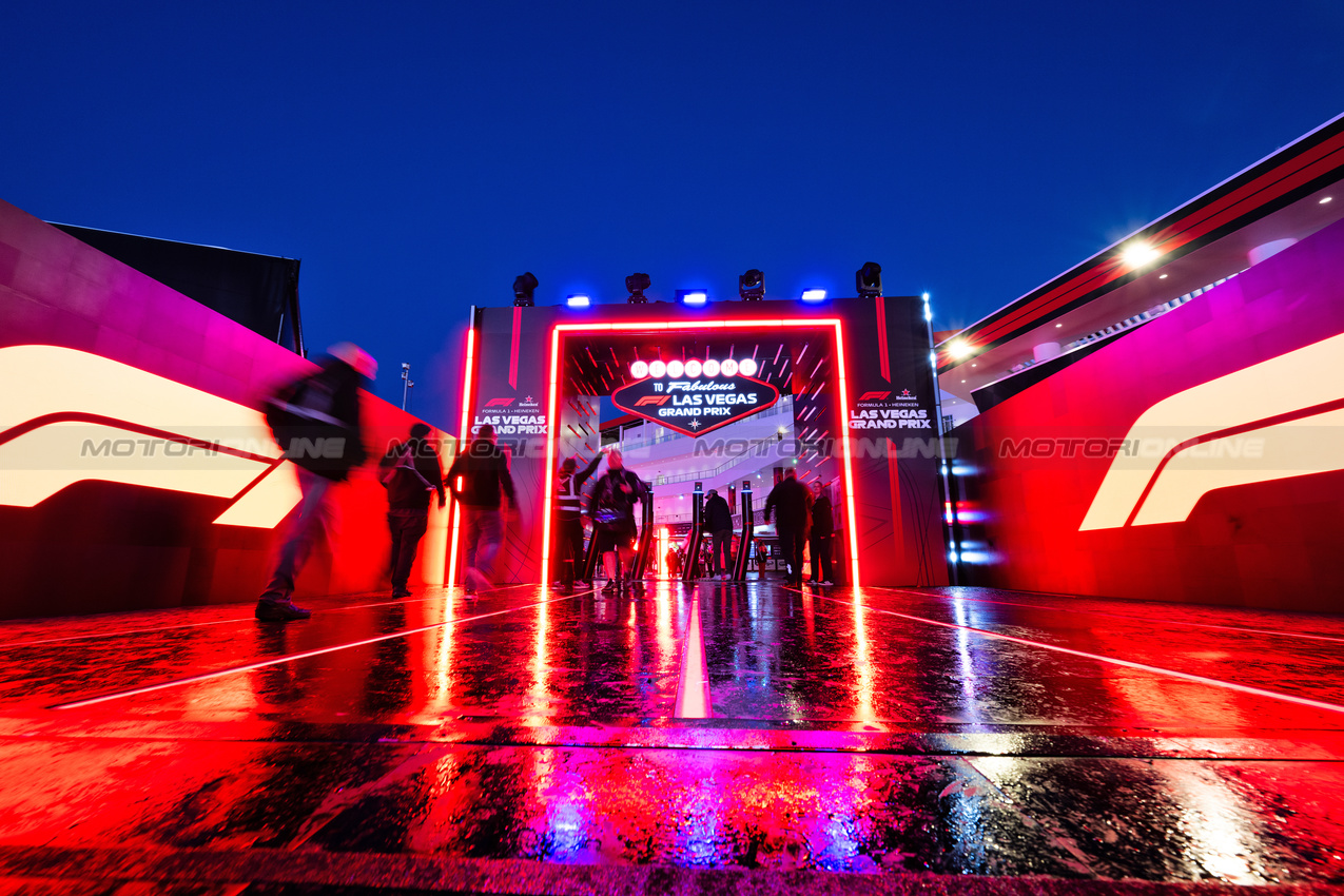 GP LAS VEGAS, Paddock Atmosfera.
19.11.2025. Formula 1 World Championship, Rd 22, Las Vegas Grand Prix, Las Vegas, Nevada, USA, Preparation Day.
- www.xpbimages.com, EMail: requests@xpbimages.com © Copyright: Price / XPB Images