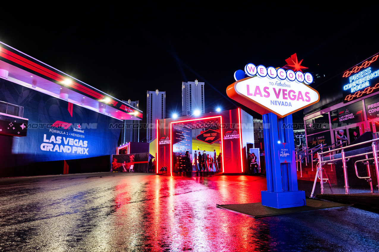 GP LAS VEGAS, Paddock Atmosfera.
19.11.2025. Formula 1 World Championship, Rd 22, Las Vegas Grand Prix, Las Vegas, Nevada, USA, Preparation Day.
- www.xpbimages.com, EMail: requests@xpbimages.com © Copyright: Price / XPB Images