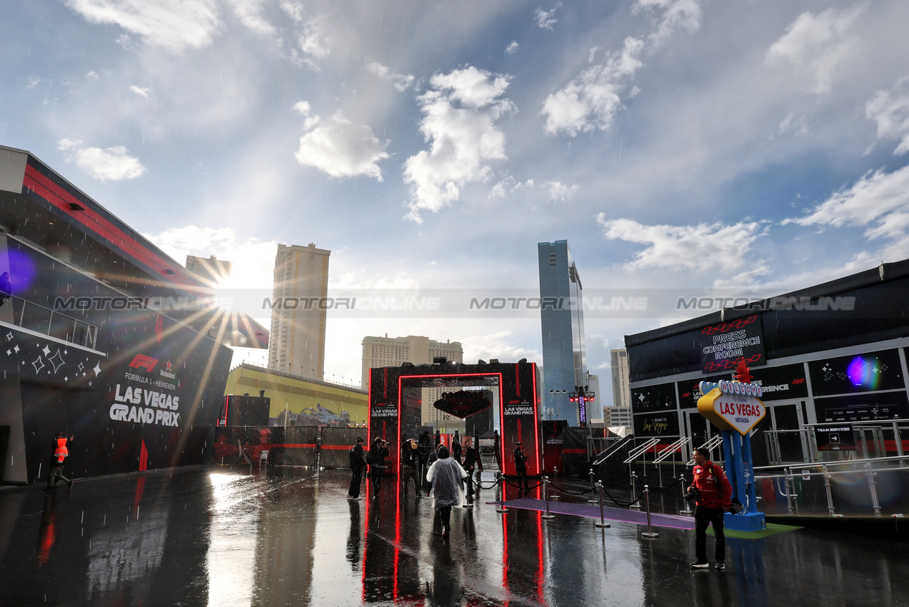 GP LAS VEGAS, Paddock Atmosfera.

19.11.2025. Formula 1 World Championship, Rd 22, Las Vegas Grand Prix, Las Vegas, Nevada, USA, Preparation Day.

- www.xpbimages.com, EMail: requests@xpbimages.com © Copyright: Moy / XPB Images