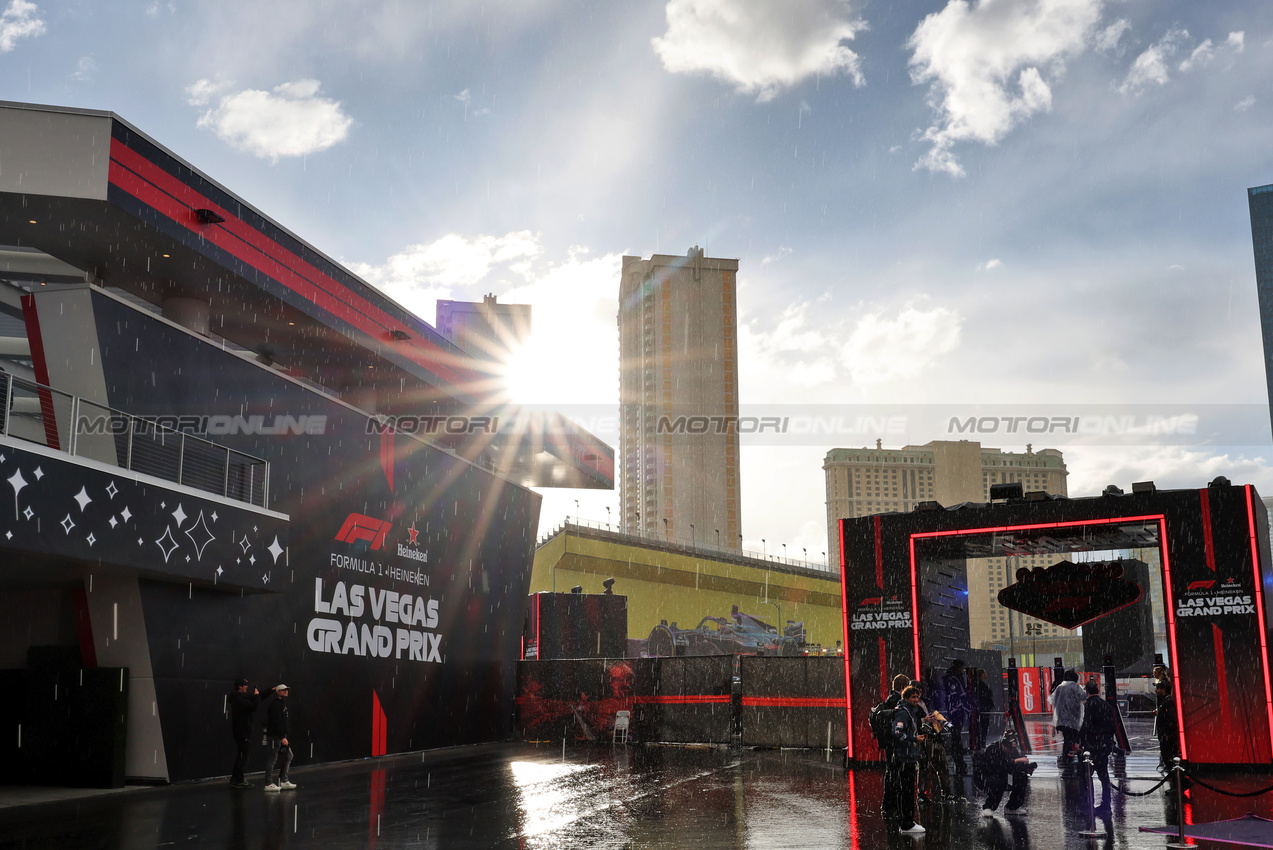 GP LAS VEGAS, Paddock Atmosfera.

19.11.2025. Formula 1 World Championship, Rd 22, Las Vegas Grand Prix, Las Vegas, Nevada, USA, Preparation Day.

- www.xpbimages.com, EMail: requests@xpbimages.com © Copyright: Moy / XPB Images