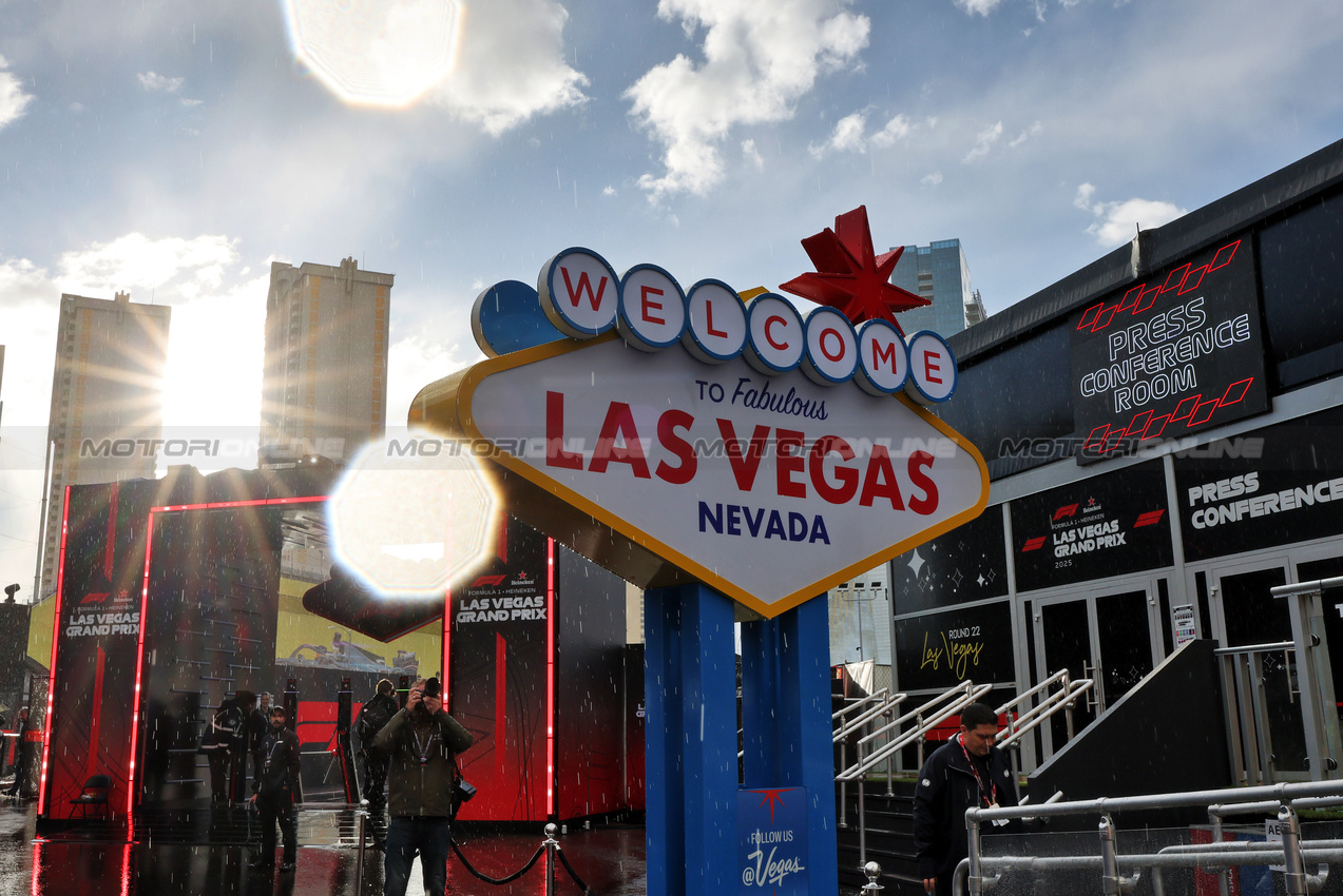GP LAS VEGAS, Paddock Atmosfera - Welcome to Las Vegas sign.
19.11.2025. Formula 1 World Championship, Rd 22, Las Vegas Grand Prix, Las Vegas, Nevada, USA, Preparation Day.
- www.xpbimages.com, EMail: requests@xpbimages.com © Copyright: Moy / XPB Images