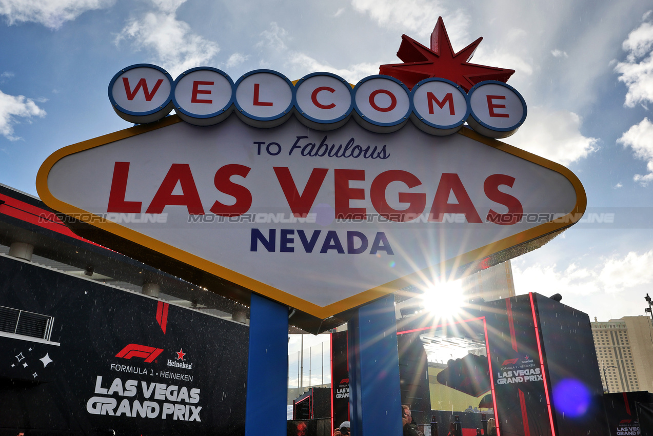 GP LAS VEGAS, Paddock Atmosfera - Welcome to Las Vegas sign.
19.11.2025. Formula 1 World Championship, Rd 22, Las Vegas Grand Prix, Las Vegas, Nevada, USA, Preparation Day.
- www.xpbimages.com, EMail: requests@xpbimages.com © Copyright: Moy / XPB Images