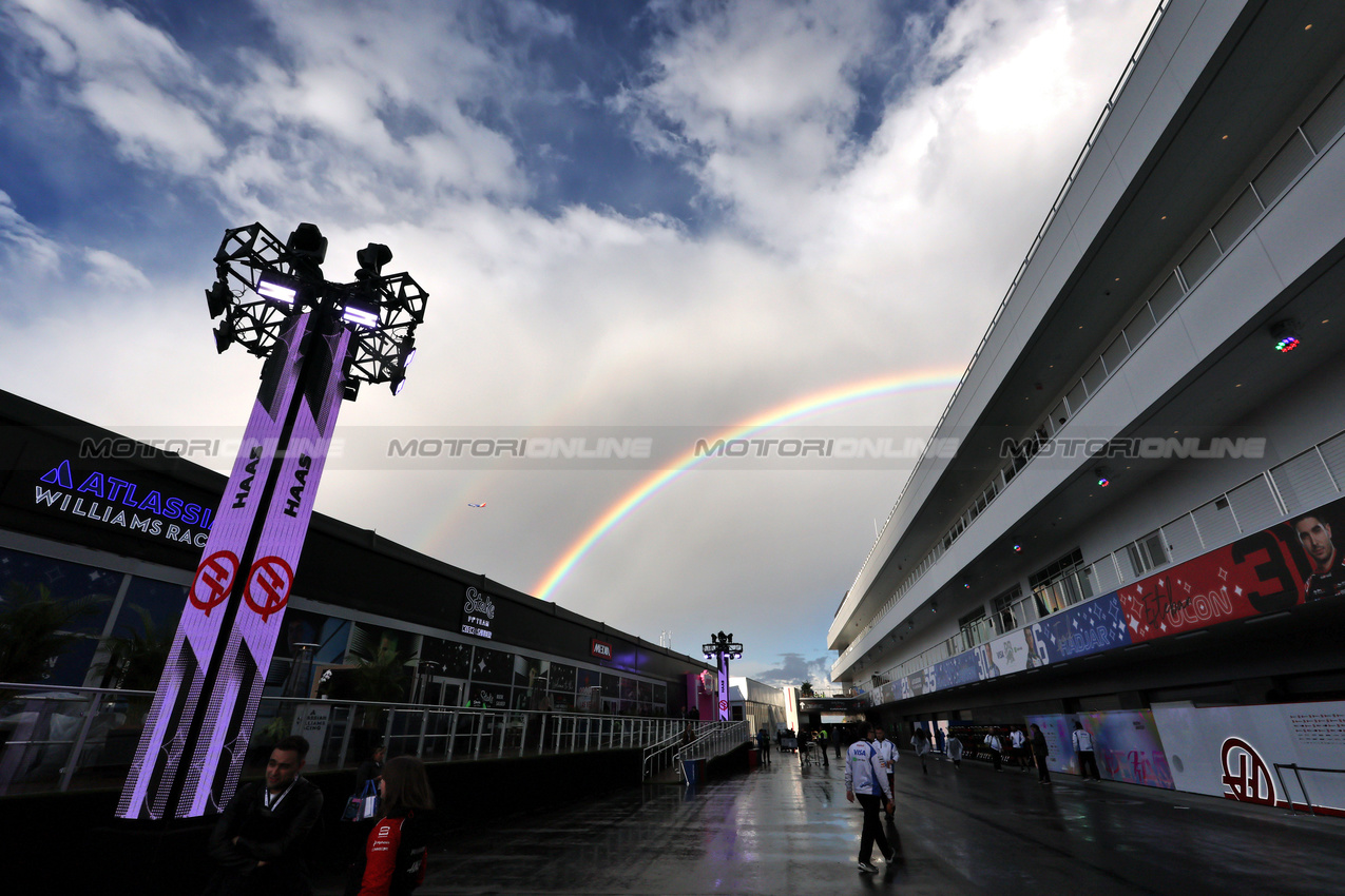 GP LAS VEGAS, Circuit Atmosfera - A rainbow above the paddock.
19.11.2025. Formula 1 World Championship, Rd 22, Las Vegas Grand Prix, Las Vegas, Nevada, USA, Preparation Day.
- www.xpbimages.com, EMail: requests@xpbimages.com © Copyright: Moy / XPB Images