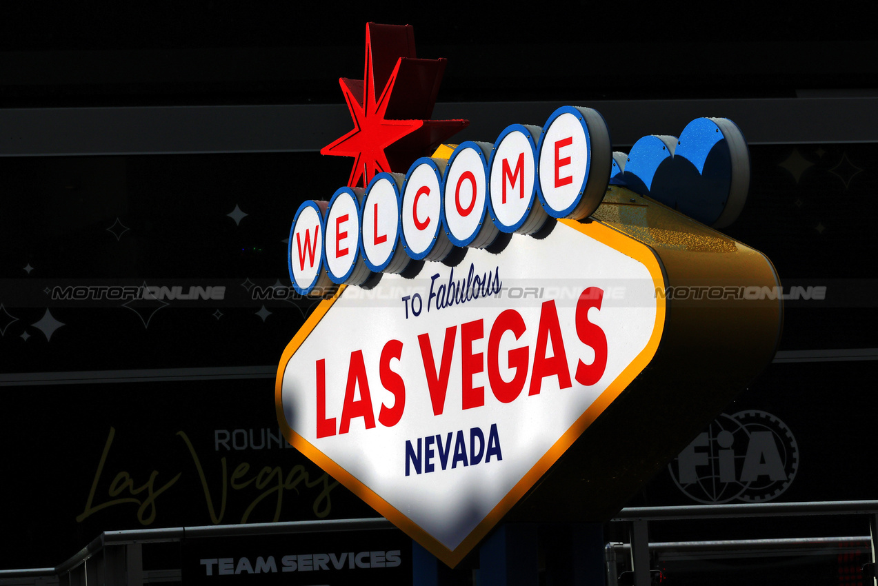 GP LAS VEGAS, Paddock Atmosfera - Welcome to Las Vegas sign.
19.11.2025. Formula 1 World Championship, Rd 22, Las Vegas Grand Prix, Las Vegas, Nevada, USA, Preparation Day.
- www.xpbimages.com, EMail: requests@xpbimages.com © Copyright: Moy / XPB Images