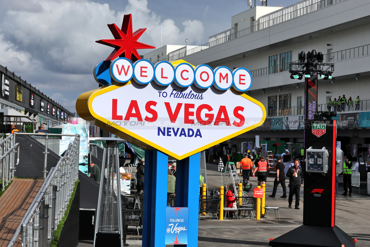 GP LAS VEGAS, Paddock Atmosfera - Welcome to Las Vegas sign.

19.11.2025. Formula 1 World Championship, Rd 22, Las Vegas Grand Prix, Las Vegas, Nevada, USA, Preparation Day.

- www.xpbimages.com, EMail: requests@xpbimages.com © Copyright: Moy / XPB Images