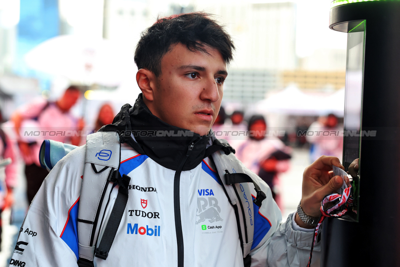 GP LAS VEGAS, Isack Hadjar (FRA) Racing Bulls.
19.11.2025. Formula 1 World Championship, Rd 22, Las Vegas Grand Prix, Las Vegas, Nevada, USA, Preparation Day.
- www.xpbimages.com, EMail: requests@xpbimages.com © Copyright: Bearne / XPB Images