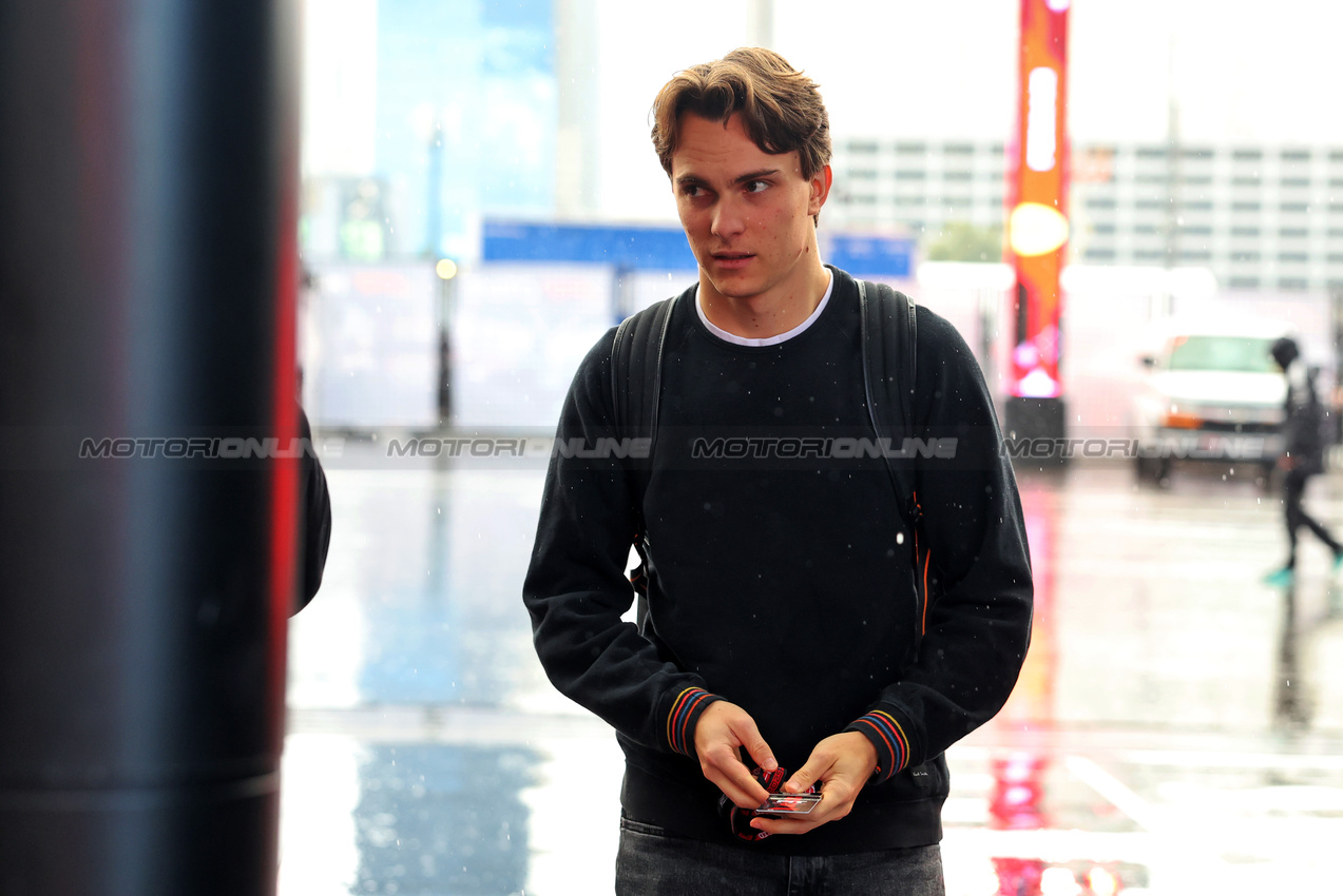 GP LAS VEGAS, Oscar Piastri (AUS) McLaren.
19.11.2025. Formula 1 World Championship, Rd 22, Las Vegas Grand Prix, Las Vegas, Nevada, USA, Preparation Day.
- www.xpbimages.com, EMail: requests@xpbimages.com © Copyright: Bearne / XPB Images