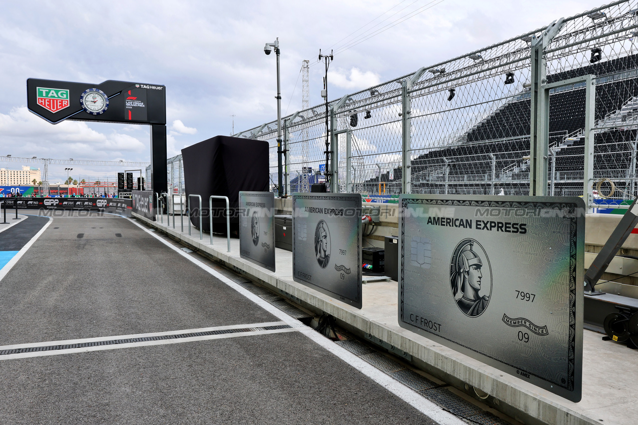 GP LAS VEGAS, Circuit Atmosfera - American Express cards in the pits.
19.11.2025. Formula 1 World Championship, Rd 22, Las Vegas Grand Prix, Las Vegas, Nevada, USA, Preparation Day.
- www.xpbimages.com, EMail: requests@xpbimages.com © Copyright: Moy / XPB Images
