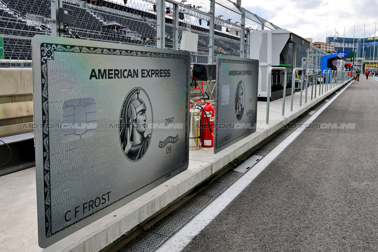 GP LAS VEGAS, Circuit Atmosfera - American Express cards in the pits.

19.11.2025. Formula 1 World Championship, Rd 22, Las Vegas Grand Prix, Las Vegas, Nevada, USA, Preparation Day.

- www.xpbimages.com, EMail: requests@xpbimages.com © Copyright: Moy / XPB Images