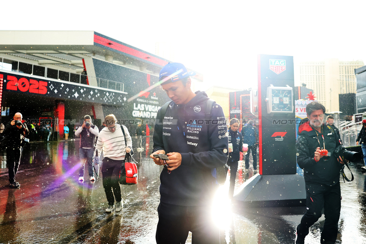 GP LAS VEGAS, Alexander Albon (THA) Atlassian Williams Racing.

19.11.2025. Formula 1 World Championship, Rd 22, Las Vegas Grand Prix, Las Vegas, Nevada, USA, Preparation Day.

- www.xpbimages.com, EMail: requests@xpbimages.com © Copyright: Bearne / XPB Images