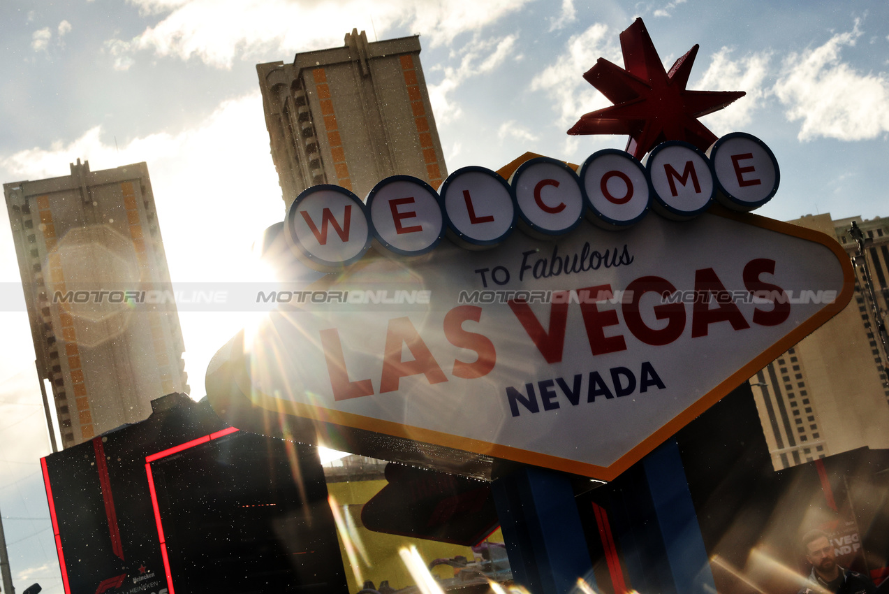 GP LAS VEGAS, Circuit Atmosfera - Welcome to Las Vegas sign.

19.11.2025. Formula 1 World Championship, Rd 22, Las Vegas Grand Prix, Las Vegas, Nevada, USA, Preparation Day.

- www.xpbimages.com, EMail: requests@xpbimages.com © Copyright: Bearne / XPB Images