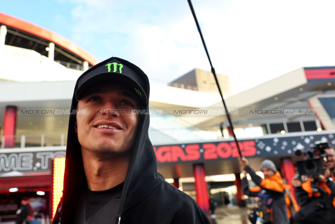 GP LAS VEGAS, Lando Norris (GBR) McLaren.

19.11.2025. Formula 1 World Championship, Rd 22, Las Vegas Grand Prix, Las Vegas, Nevada, USA, Preparation Day.

- www.xpbimages.com, EMail: requests@xpbimages.com © Copyright: Bearne / XPB Images