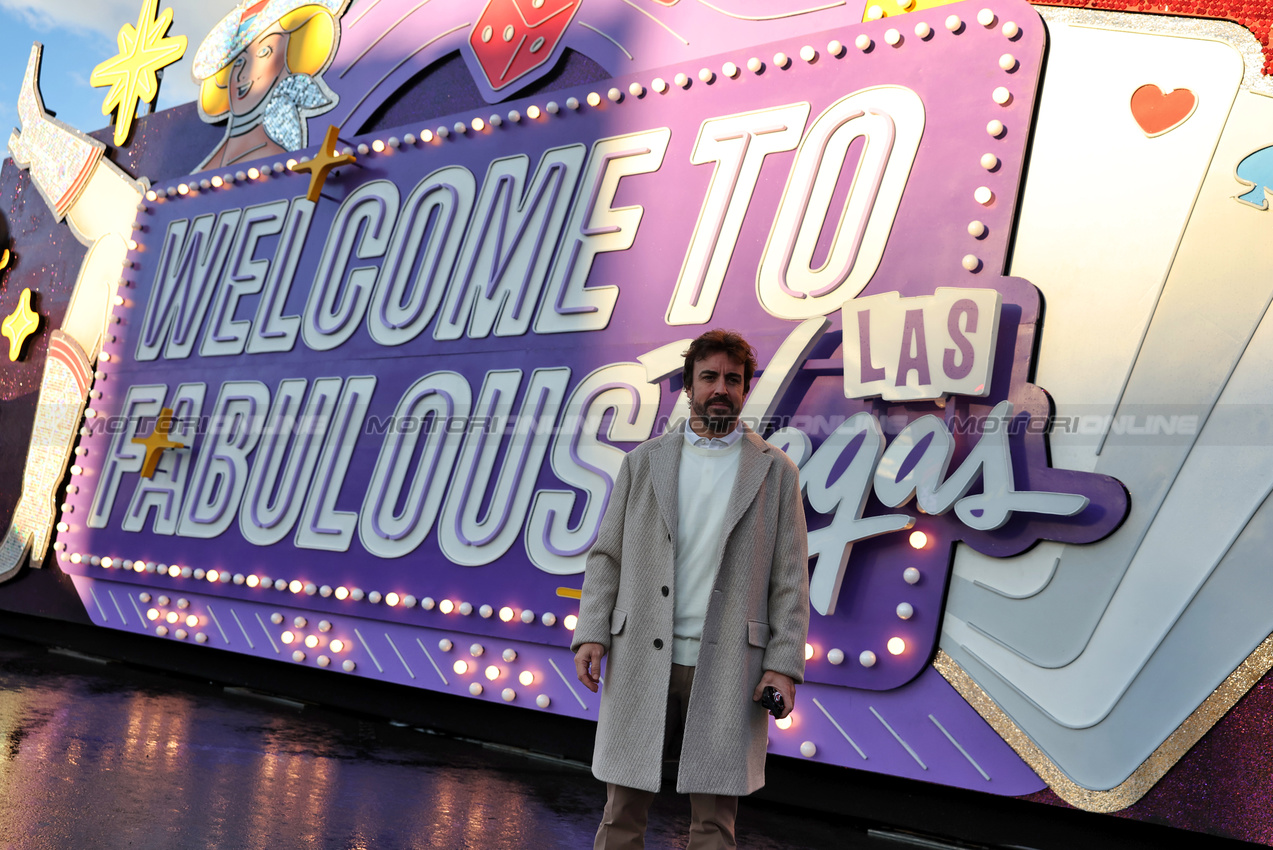 GP LAS VEGAS, Fernando Alonso (ESP) Aston Martin F1 Team.
19.11.2025. Formula 1 World Championship, Rd 22, Las Vegas Grand Prix, Las Vegas, Nevada, USA, Preparation Day.
- www.xpbimages.com, EMail: requests@xpbimages.com © Copyright: Bearne / XPB Images