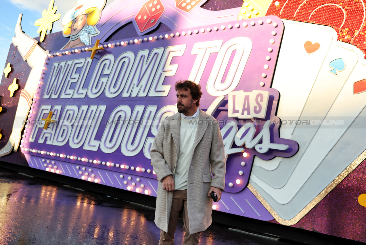 GP LAS VEGAS, Fernando Alonso (ESP) Aston Martin F1 Team.
19.11.2025. Formula 1 World Championship, Rd 22, Las Vegas Grand Prix, Las Vegas, Nevada, USA, Preparation Day.
- www.xpbimages.com, EMail: requests@xpbimages.com © Copyright: Bearne / XPB Images